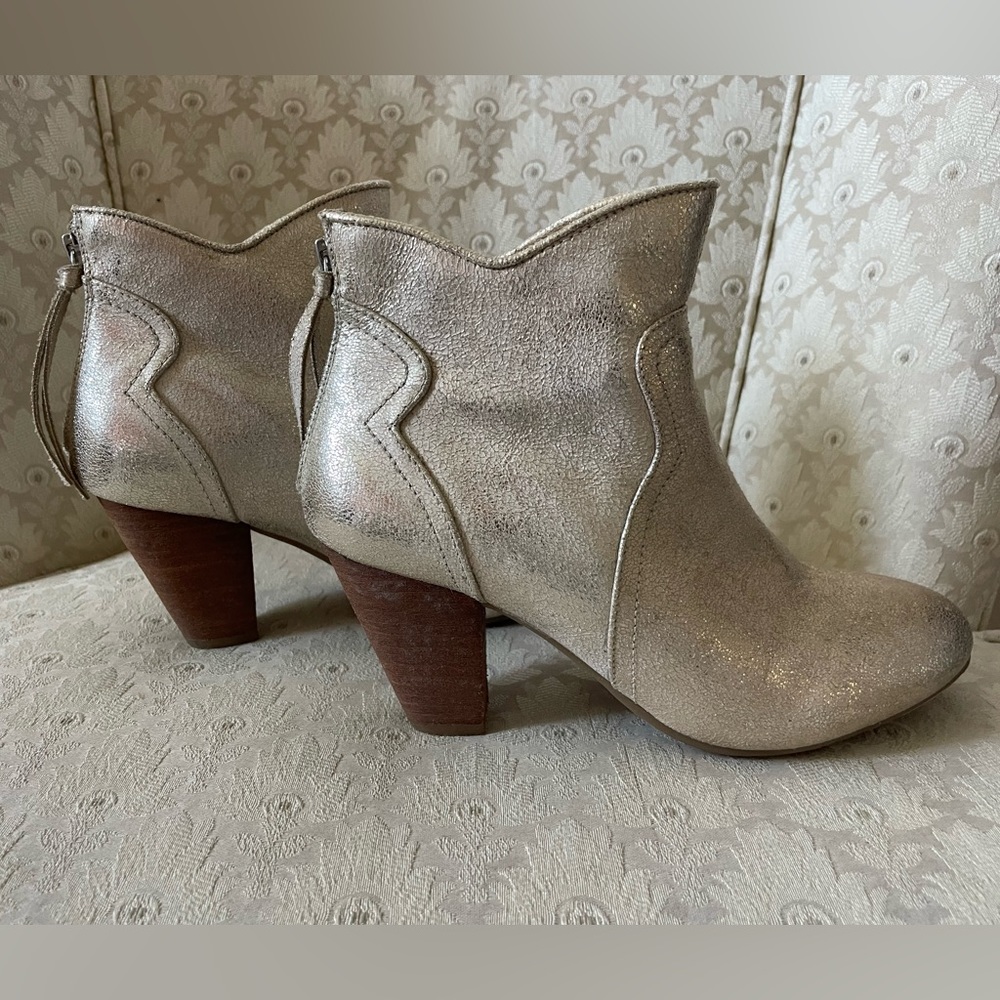 Report Metallic Shimmer Gold Western Ankle Boots 8